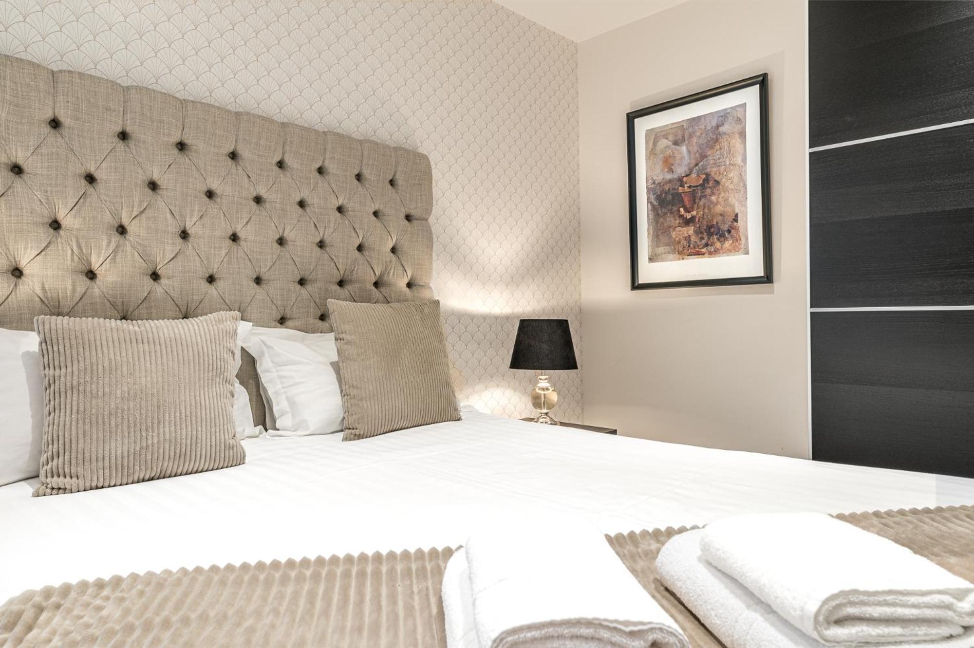 Abbey Apartments Modern Aparthotel For Tourists & Professionals 배로우인퍼니스 외부 사진