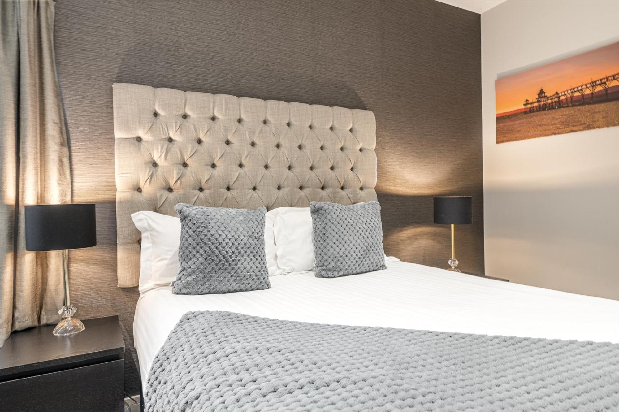 Abbey Apartments Modern Aparthotel For Tourists & Professionals 배로우인퍼니스 외부 사진