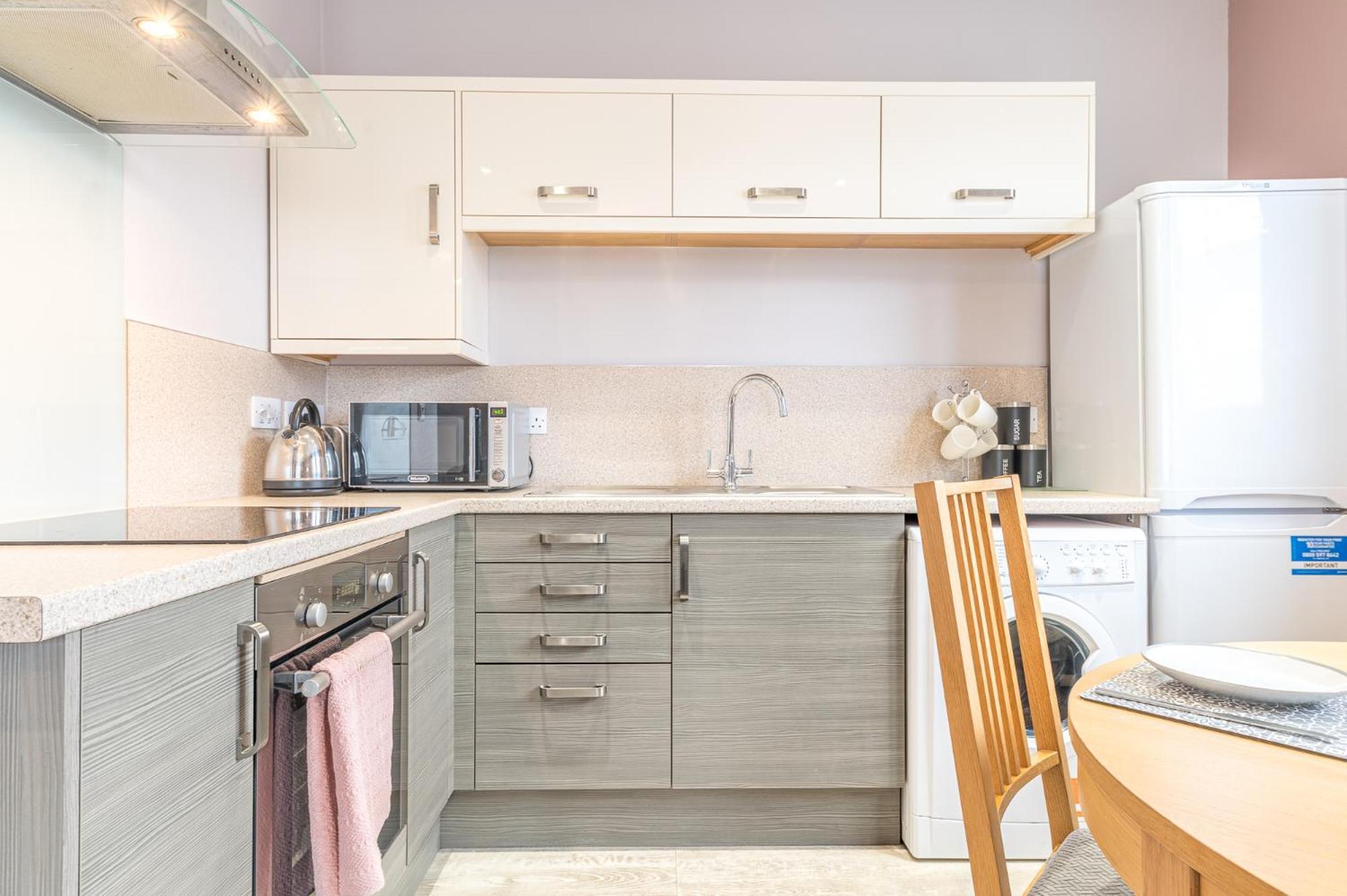 Abbey Apartments Modern Aparthotel For Tourists & Professionals 배로우인퍼니스 외부 사진